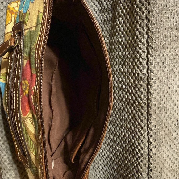 Like new small floral shoulder bag. Super cute bag multi color. - Picture 5 of 11